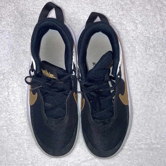 Nike Team Hustle D Youth Size 4y Black/White/Gold Shoes CW6735-002 - Picture 5 of 8